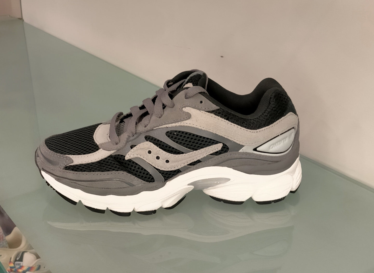 Sneakers SAUCONY in camoscio grigio chiaro/scuro, rete nera
